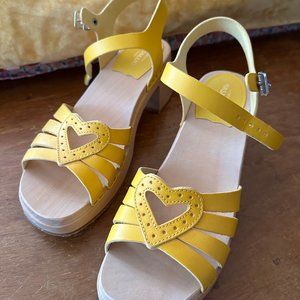 Swedish Hasbeens Outlet AW19 Heart medallion, Yellow, 40 - NWOT